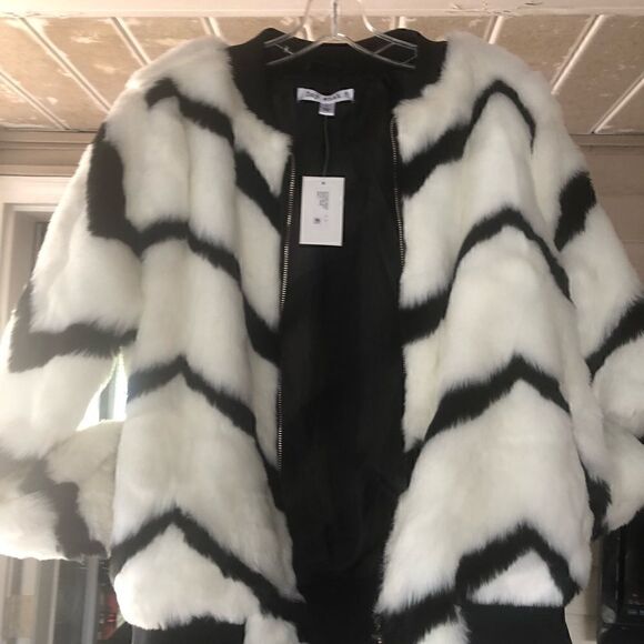 🔥🔥🔥NWT Faux fur black and white coat.was $200 plus dollars at Macys - Picture 2 of 8